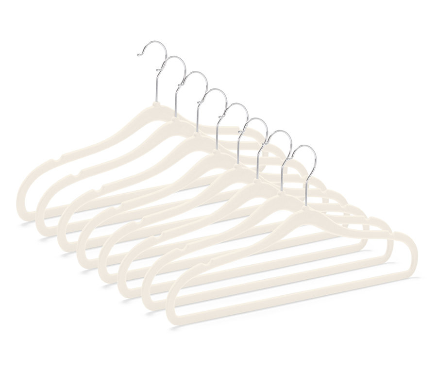 Sağ alt köşede çapraz olarak düzenlenmiş, krom kancalı yedi bej kadife elbise askısı.