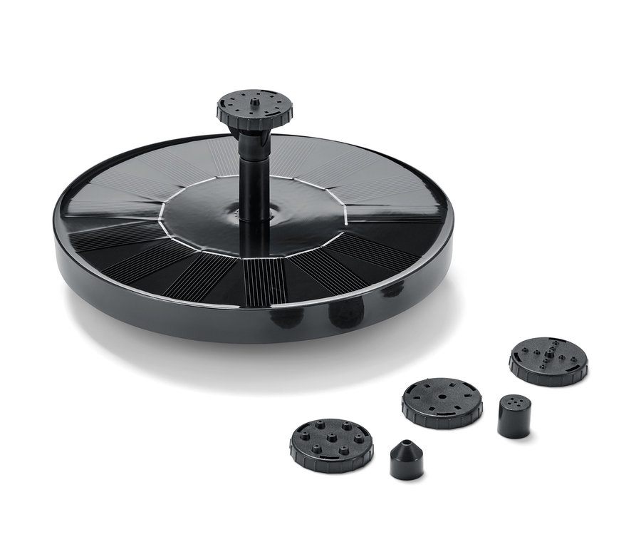 Siyah bir güneş enerjili yüzer fıskiye ve nozullar.