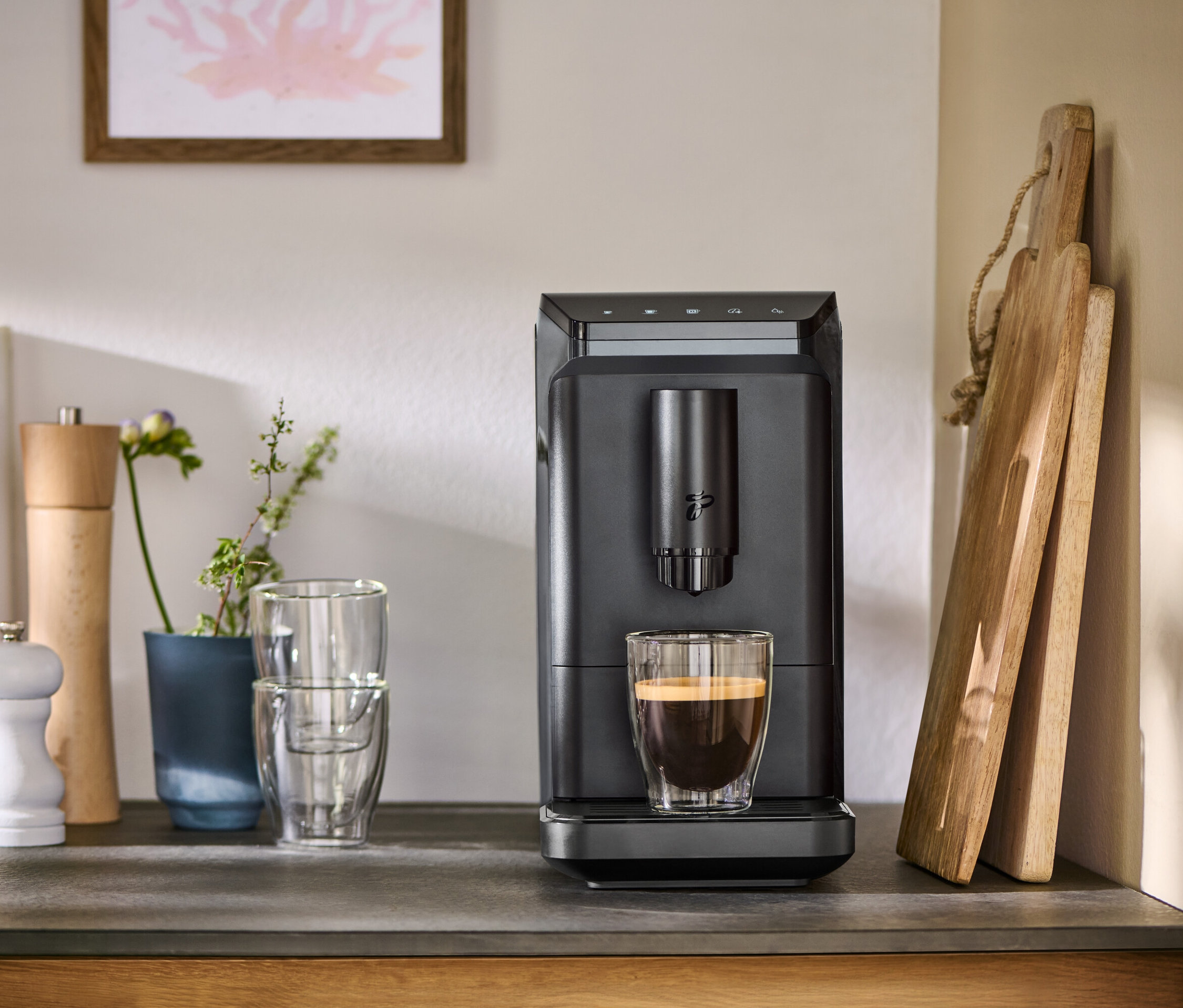 Tezgah üzerinde bir fincan kahve ile gri »Esperto mini«.