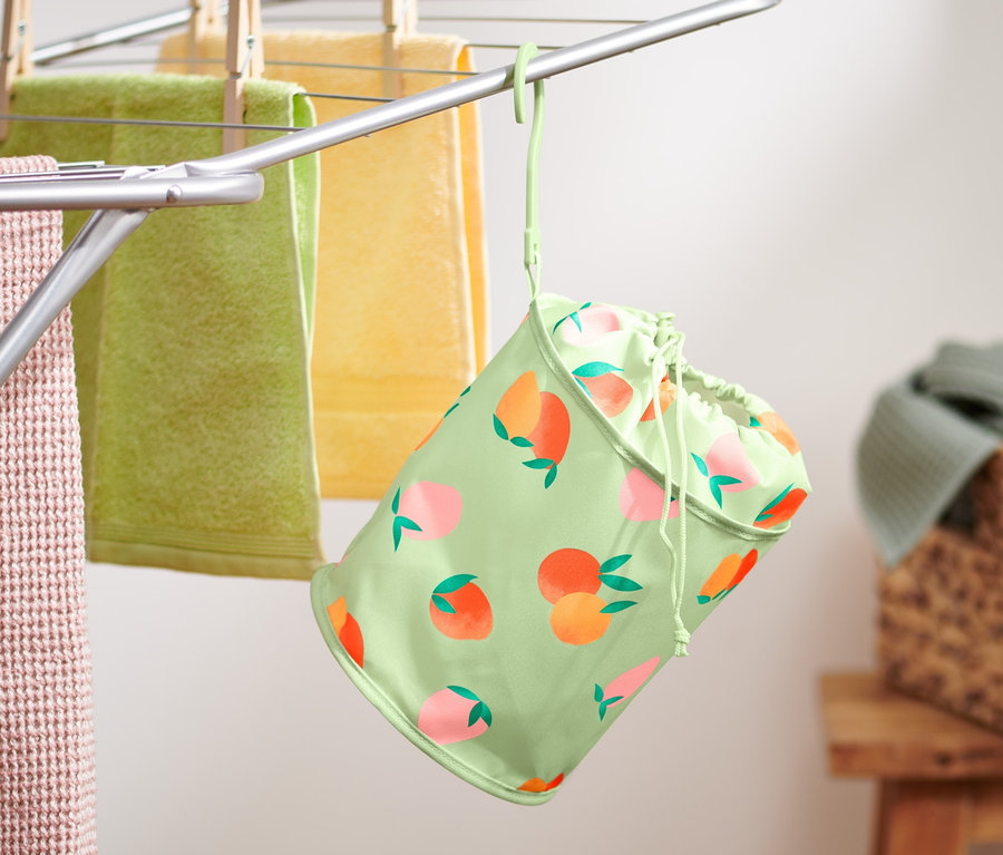 Mandal torbası, havlularla dolu bir çamaşır askısına asılıdır.