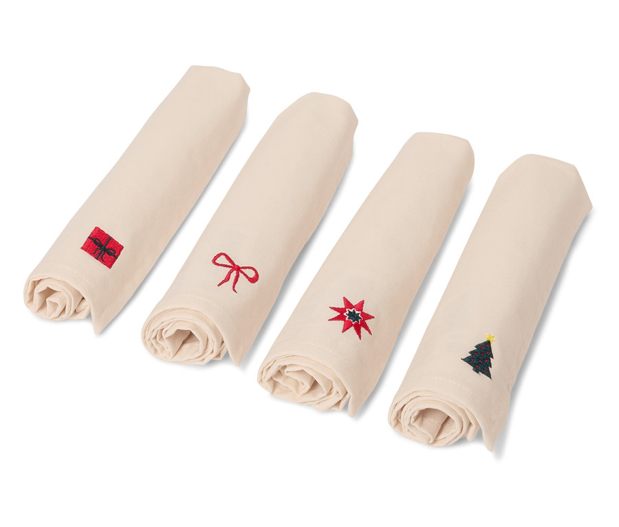 Noel temalı dört adet rulo bej peçete.