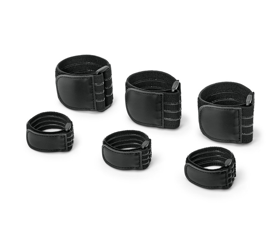 Altı adet siyah elastik sabitleme bandı beyaz bir arka plan üzerinde duruyor.