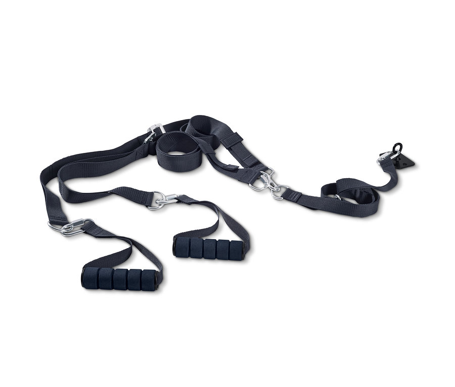 Siyah renkli, tutma yerleri ve karabinaları olan antrenman kayışı.