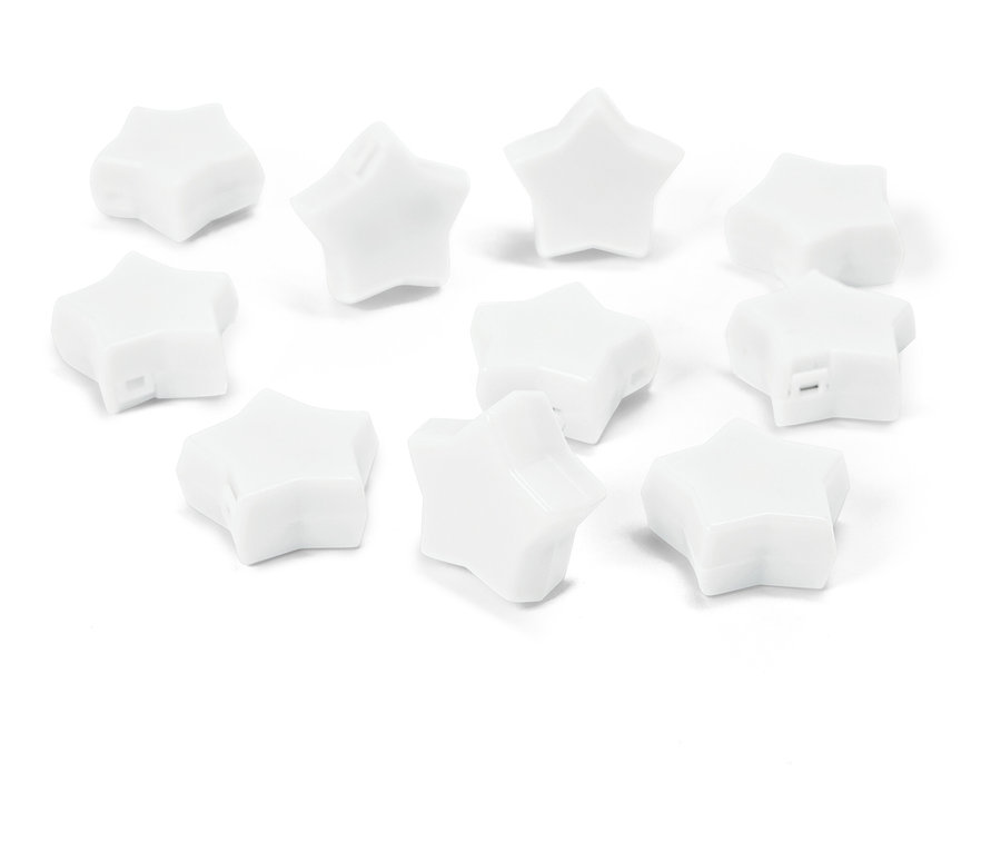 Beyaz bir yüzey üzerinde on adet beyaz yıldız şeklinde boncuk duruyor.