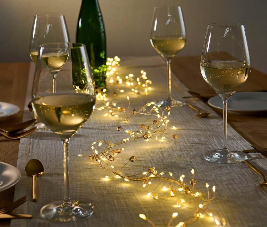 LED şerit, şarap kadehleri ve tabaklarla donatılmış masa