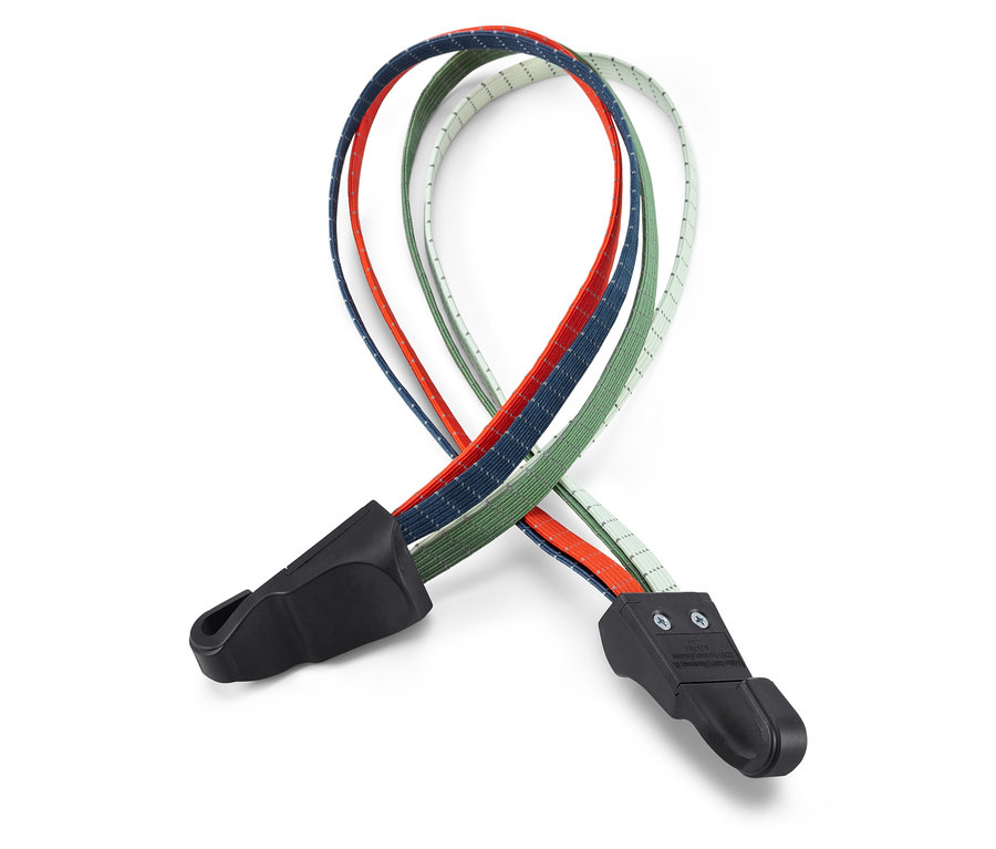 Bisiklet sabitleme kayışı, üç renkli şeritli (turuncu, mavi ve yeşil) ve her iki ucunda siyah plastik kancalar bulunur.