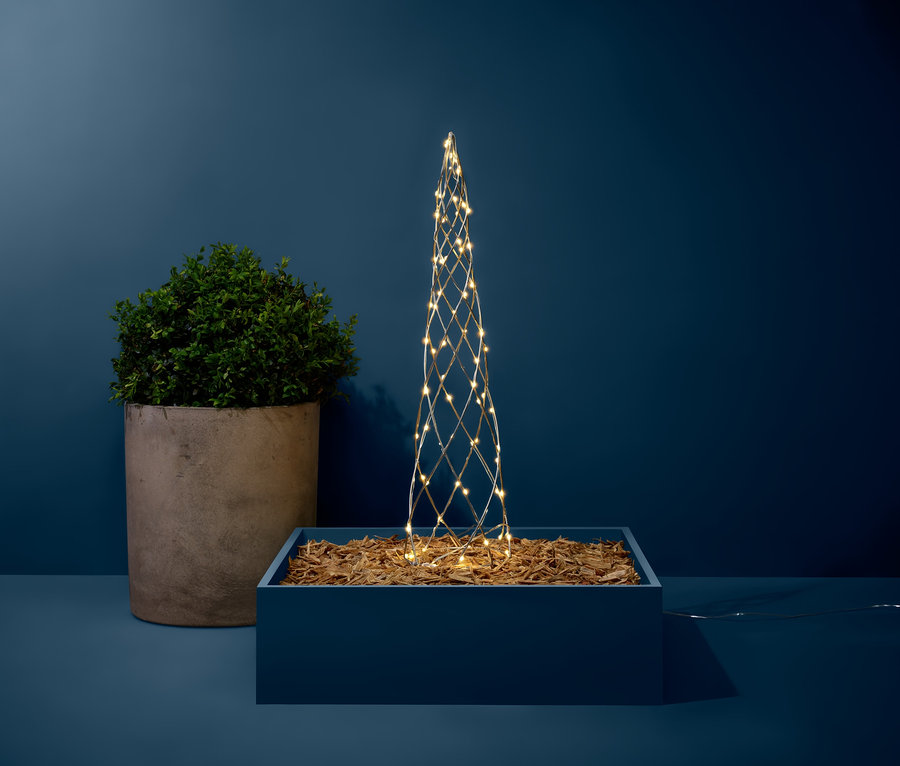 LED'li Metal Ağaç, bitki bulunan bir saksının yanında mavi bir saksıda duruyor.