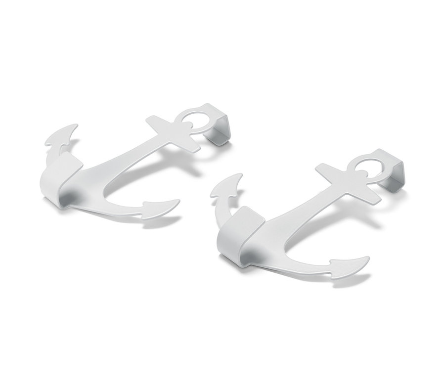 Beyaz bir arka plan üzerinde duran, çapa şeklinde iki adet beyaz kapı askısı.