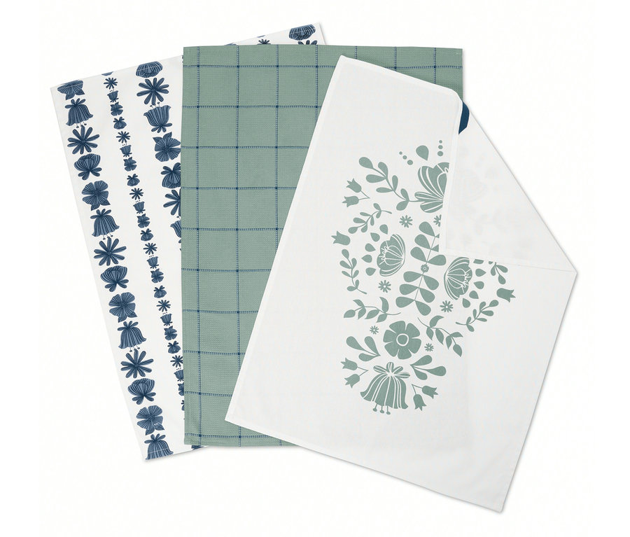 Üç katlanmış mutfak bezi: biri mavi çiçekli, biri yeşil kareli ve biri çiçek desenli.