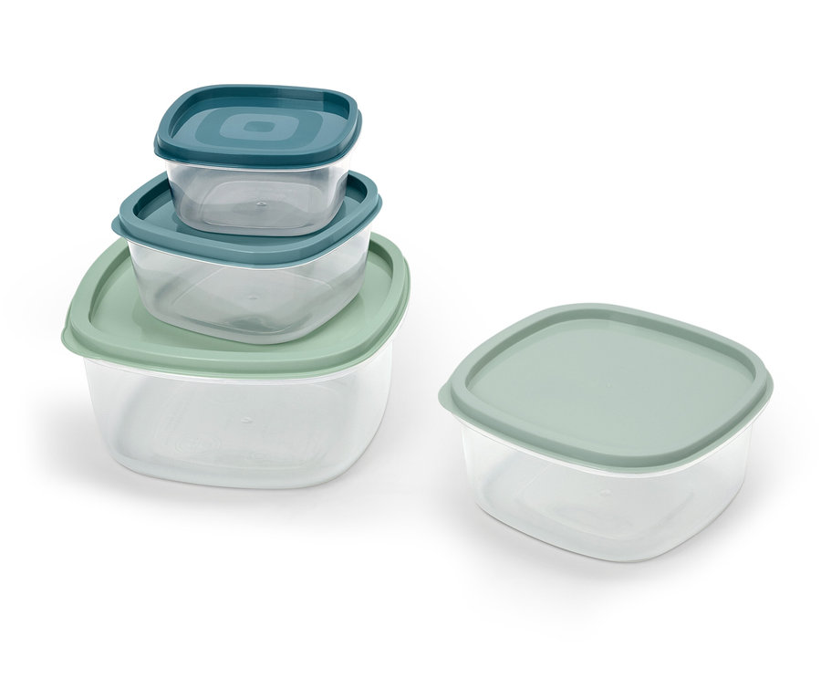 Kapalı dört adet şeffaf plastik saklama kabı. Mavi kapaklı üç kap üst üste dizilmiş, yeşil kapaklı bir kap ise yanlarında duruyor.